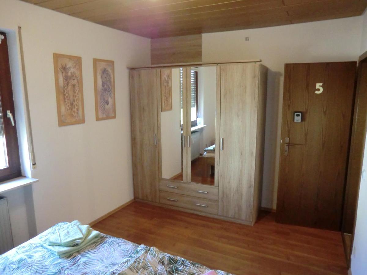180qm Wohnung mit Balkon für bis zu 8 Personen, 5min von der A81 entfernt Abstatt Exterior foto